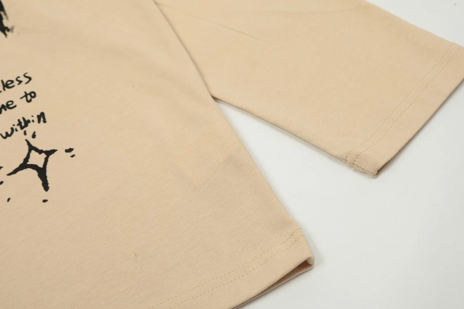 vivienne west wood Vivienne American graffiti-style Maillard mocha color long-sleeved. Super design. Very practical for wearing inside and outside. Full series of correct accessories. Every detail is completely restored. Straightforward to pull up. Size: S M L Uniform color